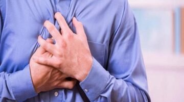 الجهة اليمنى فوق الثدي